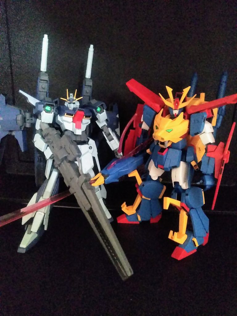 知らない方が見たら『ダイターン 3 ?』(あっ!コッチも知らないか。)と突っ込み入れるだろうデザイン『トライオン 3』全くポーズが決まりません😭 『ライトニング ガンダム』は背負いモノが重くて脚が『ガクガク』です😓⤵️ハッタリが効いててカッコいいんだけどね😁お目汚し ありがとうございました。