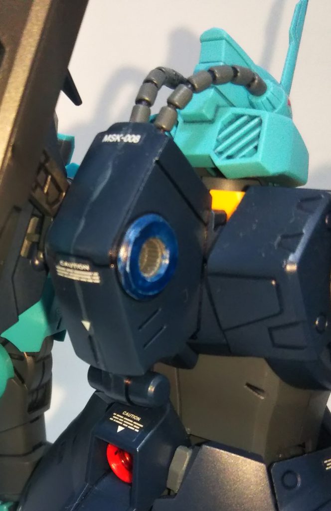改造箇所②背部フィンの付け根のポリキャップは差し込むだけで剥き出しだったので、プラ板で蓋をしました。これでポリキャップごと背部フィンが外れる事は無いでしょう。しかしガンスタ載っけるなら、も少しキレイに塗っときゃ良かったな…
