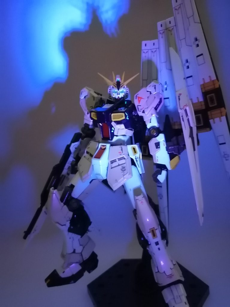 塗装使用カラーは、パールホワイト・ガンメタル・ディープメタリックブルー・メタリックレッド・パールイエロー・シャインシルバー・蛍光グリーン・蛍光グリーン(クリアー)・蛍光ピンクです。エナメル塗料のスミ入れ使用カラーは、ダークグレー・ブラウンです。UVライトで頭部カメラ・デュアルアイ・胸部センサー等がみごとに光ります。