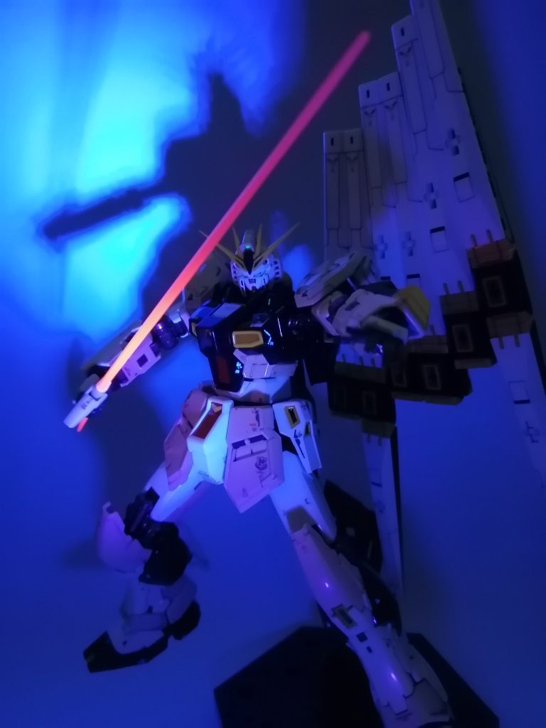 ビームサーベルも蛍光ピンクで塗装したので、UVライトで光ります。やはりRGのvガンダムはかっこいいですね😄とても完成度の高いキットだと思います。さらに改修すれば、さらにかっこよくなるんでしょうね。最後まで見ていただき、ありがとうございます😸次回はRGサザビーを作る予定です😃