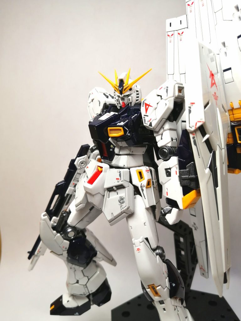 作業の流れは、ゲート処理→パーティングライン消し→塗装→スミ入れ→デカール貼り付け→トップコートです。詳しくは制作ストーリーをご覧ください。