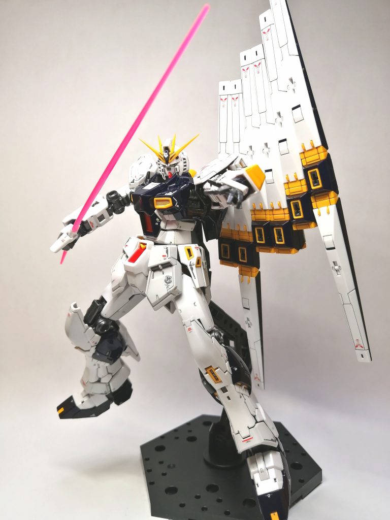 RGvガンダムは、フィンファンネルを装備していると、自立できないようなので、アクションベース5を使いました。