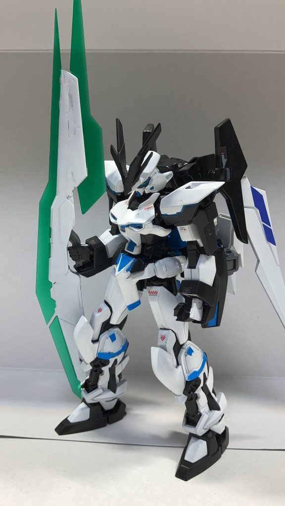 デオバルデと専用ランス、シツライを持たせて1枚。シツライはMGダブルオークアンタのA、B、Cビットを組み合わせて制作。Bビットを削りAビットと平らに繋げるのに苦労しました。