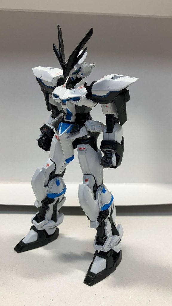 デオバルデ本体です。下手くそながらもマスキングテープを使い、色分けをしました。肩のラインが綺麗に塗れたかと思います。