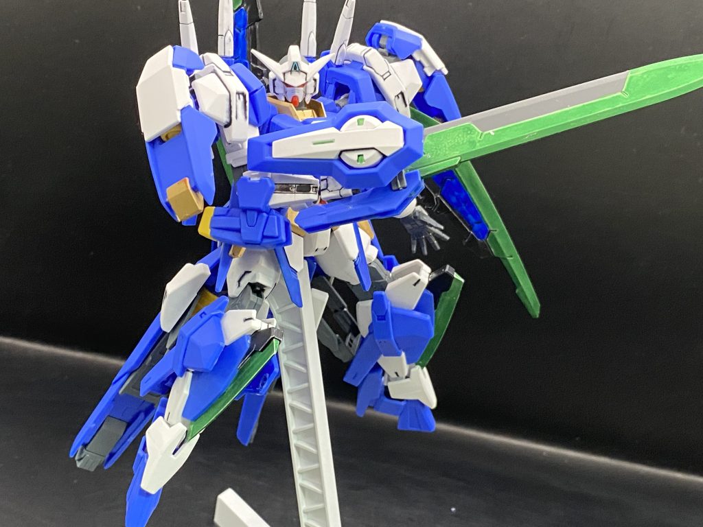 シグルブレイドを大型化し、厚みを持たせることで従来の摩耗しやすさという問題点を解消、腕部にマウントすることでレイザーブレイドより強い力で斬ることが出来るレイザーブレイドが効かない相手用の武装という設定のシグルGNブレイドGNソードの刀身をメタリックグリーンで塗ってシグルブレイドを意識させました。