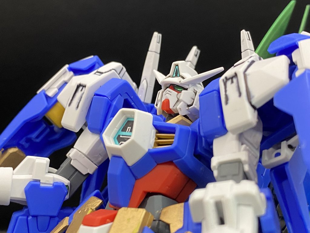 改造点はレイザーの足に穴を開けてアヴァランチのダッシュユニットを取り付けれるようにし、バックパックは羽をけずってアヴァランチのバックパックを取り付けれるようにしました。腕はそのまま着くので簡易改修で済みました