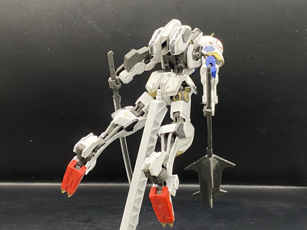 全身を前後からすらっとしているんですがどこか野性味を感じるスタイルはこれまでのガンダムには無い魅力に溢れたガンダムになります