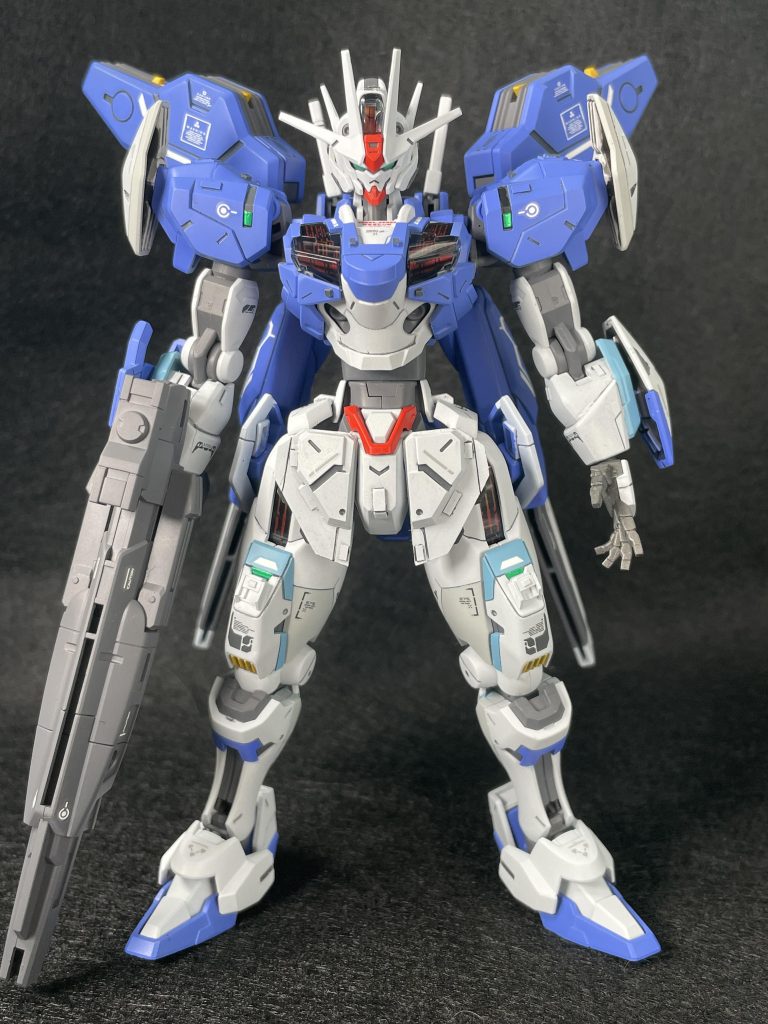 プロポーションは腹部を延長。肩アーマーの基部を切断して上にずらして接着。腰部分のアーマーをプラ材にて加工。肉抜け穴は接着剤等で埋めてます。