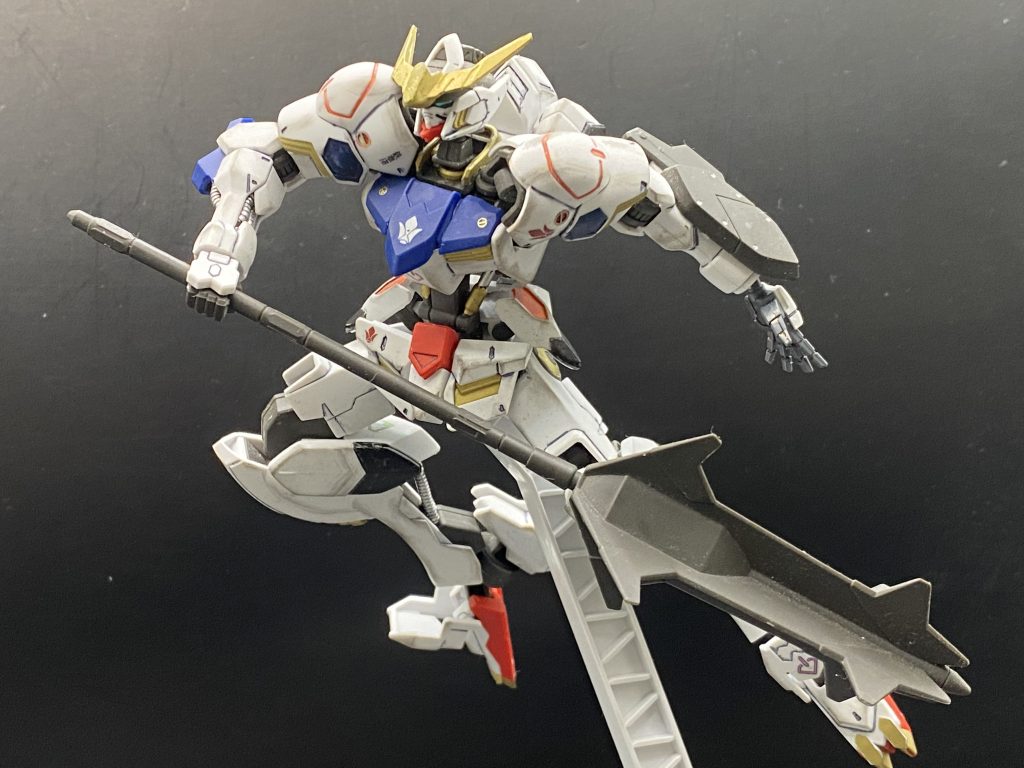 飛びかかるようなポーズで