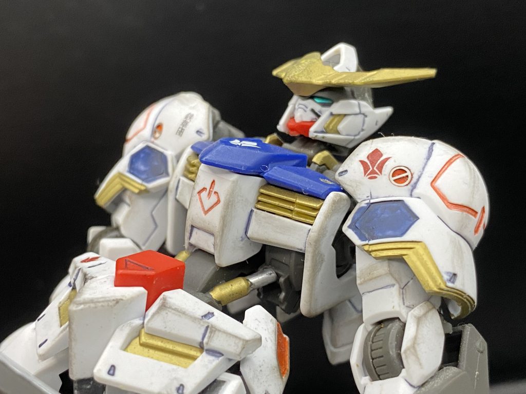 水転写デカールと部分塗装に金属パーツの埋込みにつや消しとスミ入れ、ウェザリングとやれること全部やってかっこよくしたろっていうコンセプトですやっぱりバルバトスは汚してこそですよね