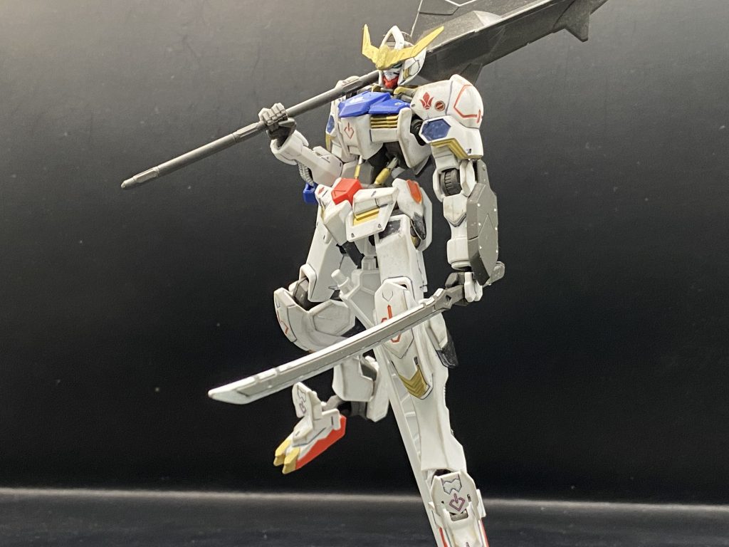 大型メイスを肩に乗せるのがめちゃくちゃ様になるんですよね後にも先にもこんなMSはバルバトスだけでしょう