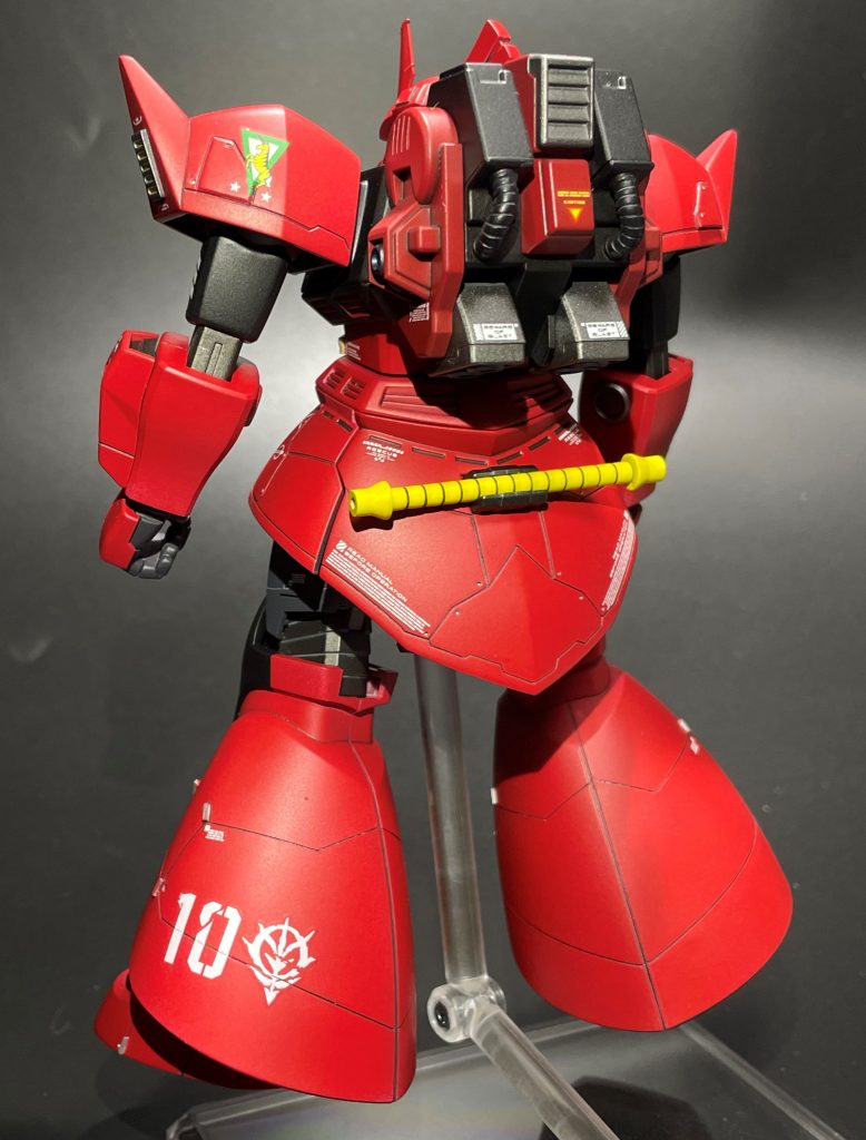 背面にもスジボリを追加し、なるべく情報量をupさせました。また装甲の黒とフレームのガンメタルも塗り分け、なるべく単調にならないように注意しました。