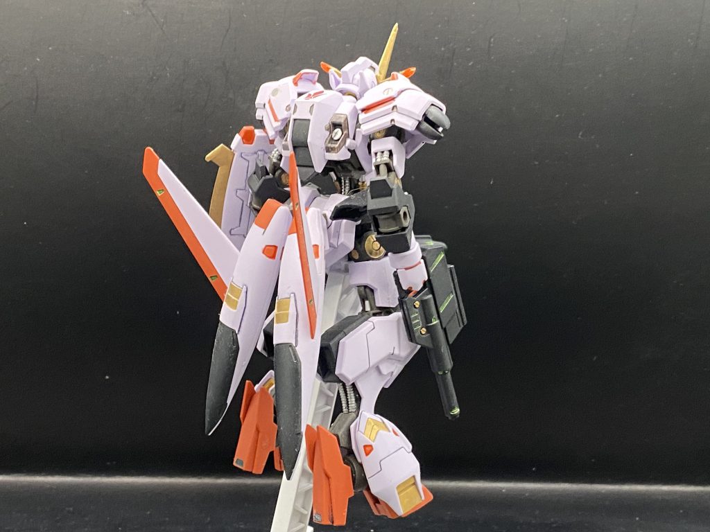 全身を前後からパイルバンカー付きのシールドにバックパックではなく腰部に付いたブースターとだいぶん変わったシルエットになっています