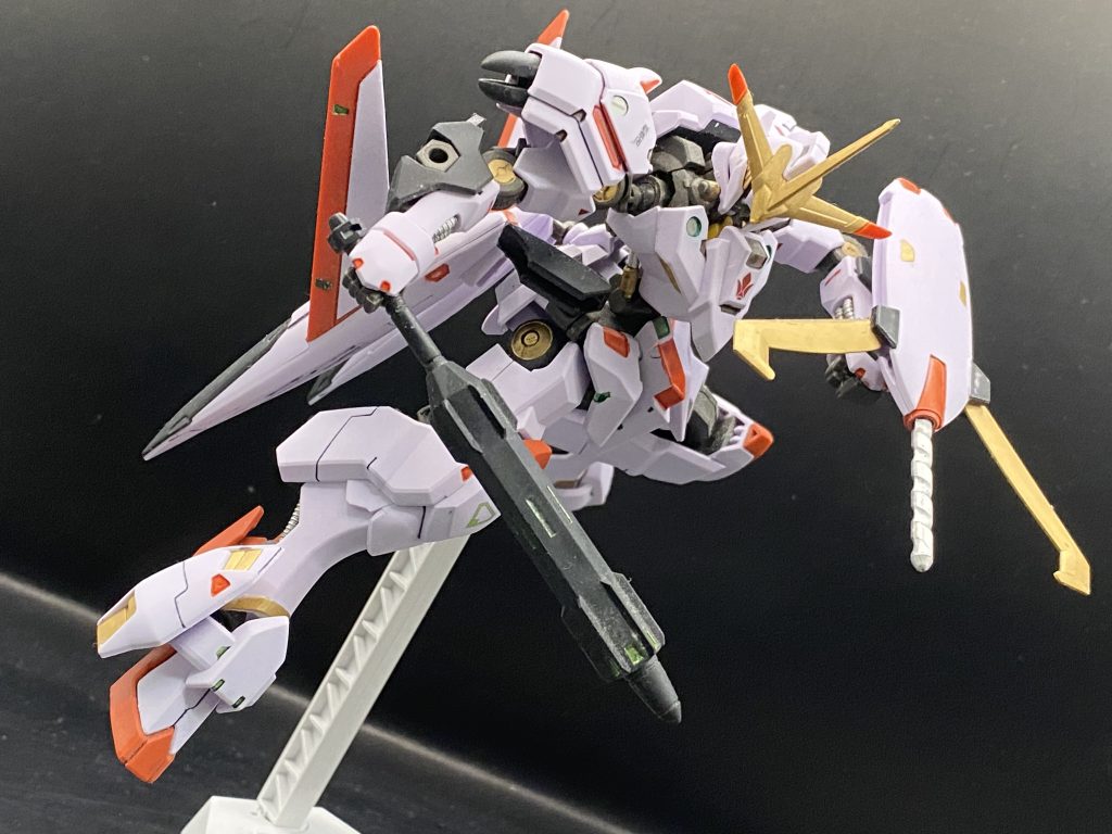 スマートメイスとクラブシールドを構え