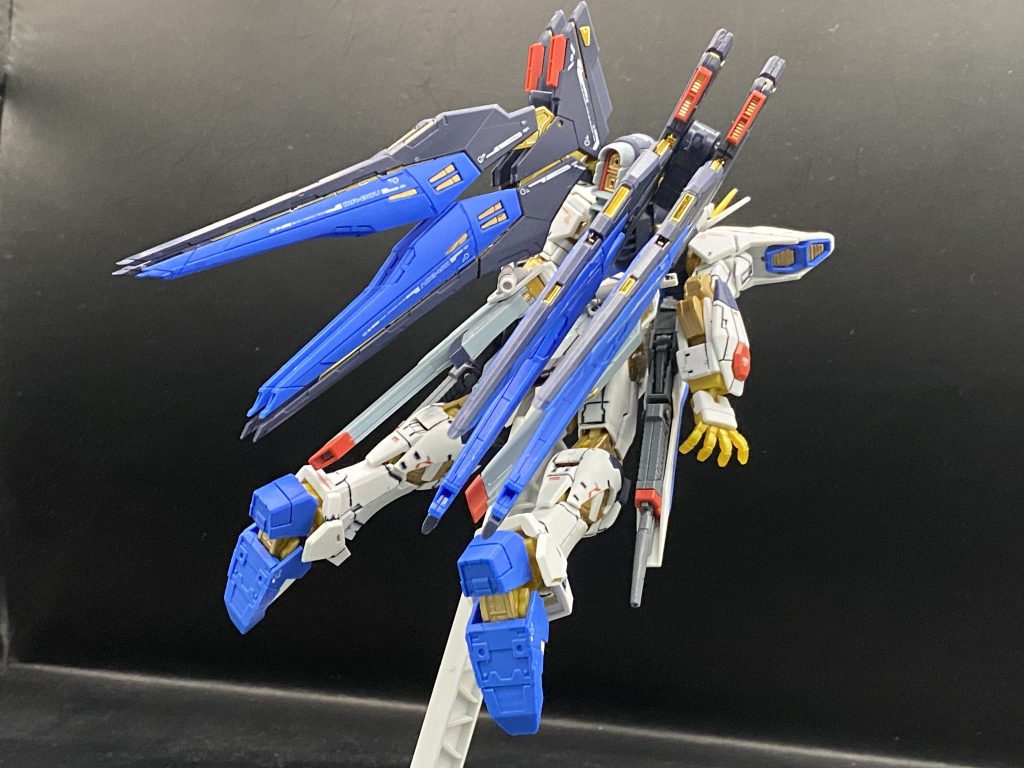 全身を前後から羽を展開しなくてもこのボリューム感は見事としか言いようがないですビームライフルを腰にマウントできる機構も流石RGという感じです