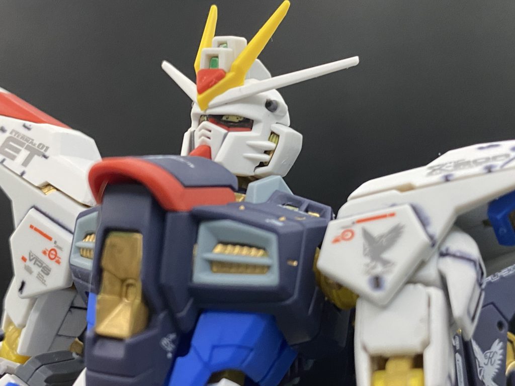 今回は付属のデカールではなく水転写デカールを使用し、スミ入れと部分塗装、つや消しを吹いてフィニッシュですいつも使っている流し込みのダークグレイのガンダムマーカーが切れたのでブラックを使ってみたんですがつや消し吹いたあとの滲みが酷くてひとつ勉強になりました