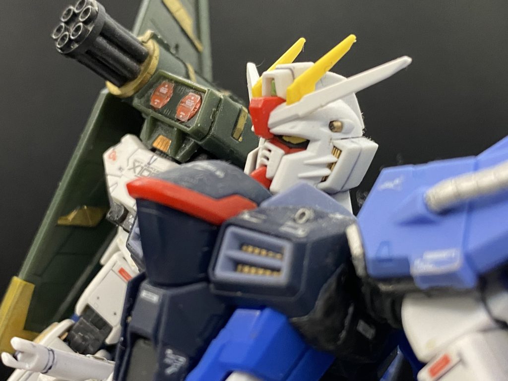 ストライクフリーダムの余剰エネルギーが発光して金色になる設定が好きなので部分塗装で再現しましたストライクフリーダムよりも余剰エネルギーがないので関節までは光らないみたいなハイマットしたかったんですが自分の組み立てが悪いのか羽根部分がプラプラしてしまうので断念しました接着すると展開出来ないからしっかりとはめれるんだと思いますが説明書見ても分からなくてそのままです。無念……