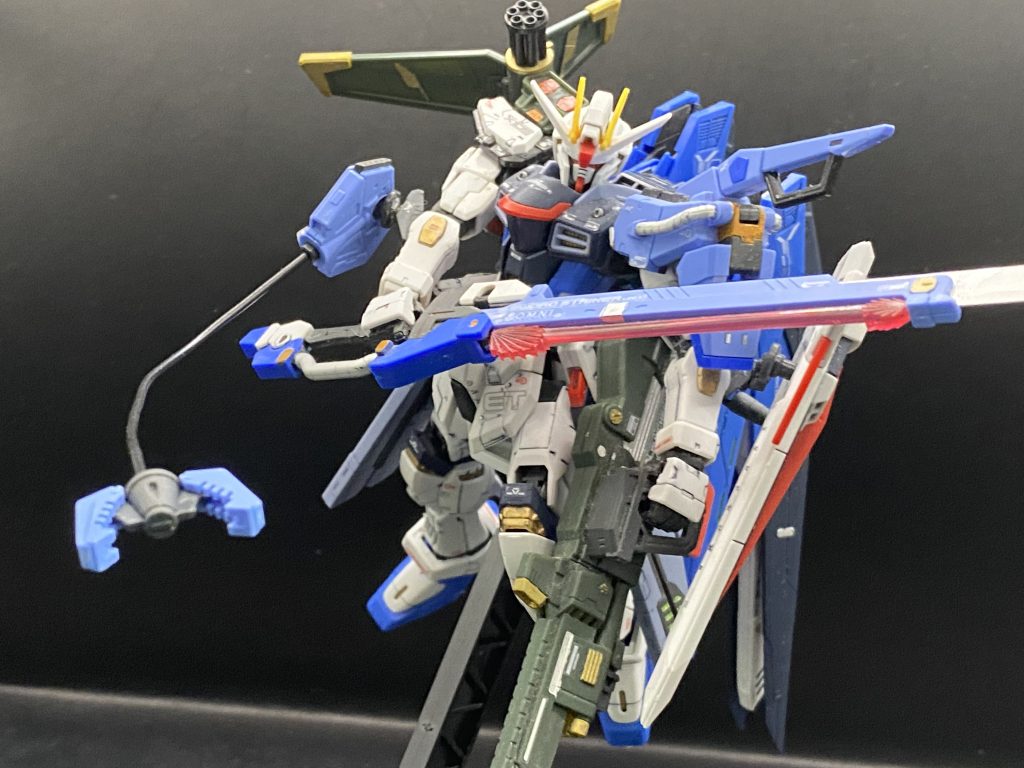 相手を打撃したり掴んだりできるパンツァーアイゼンを射出したりもできます