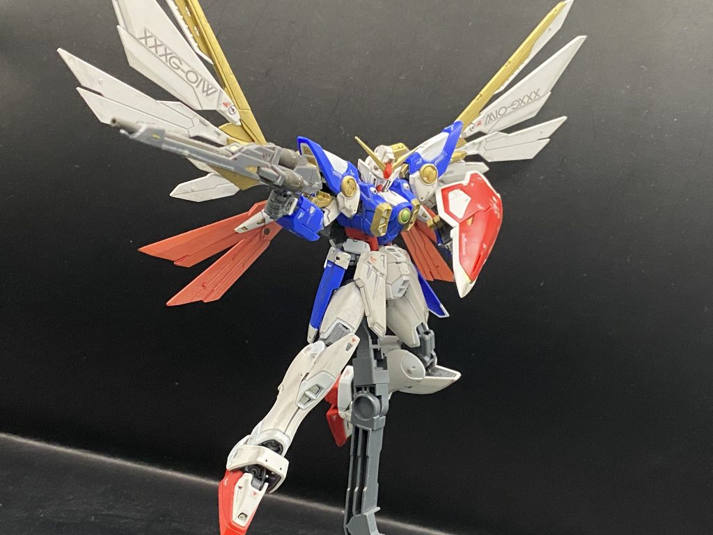 羽を広げてバスターライフルを構えるだけでこのカッコ良さはRGならではですね