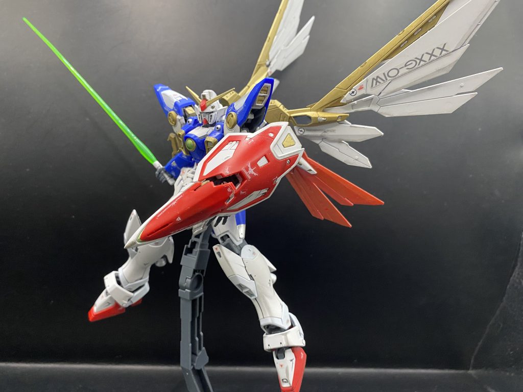 シールドからビームサーベルがとりだせるこのギミックもかっこいいです