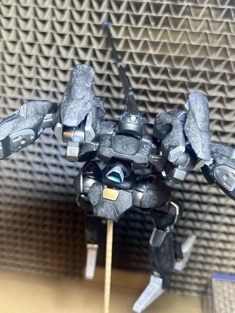 ザラついた黒鉄をイメージして鋳造表現にも挑戦してみましたが、つや無しブラックで塗装後につや消しのトップコートで仕上げたら、ただの白い汚れのようになりました、、、