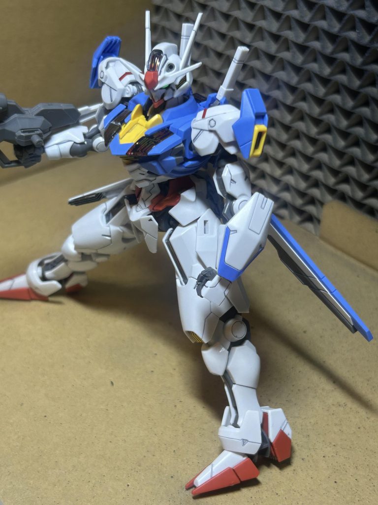 HG、RG、MGの違いもわからず、、、塗装・スミ入れ・ウエザリング・スジボリとか、そんな楽しみ方があるコトを一切知らずに組んじゃってました😅