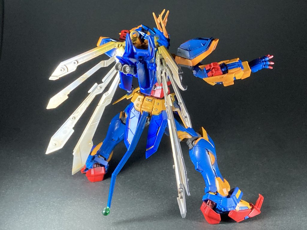 背面。しっぽはウイングガンダムのパーツを加工して先端はクリアランナーを球状に削って接着。羽は元パーツをバラしたまま接着したお手軽仕様です。