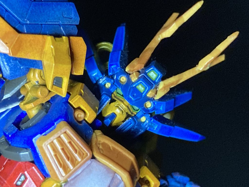 アンテナは龍虎王のデザインに寄せて切り出し接着。ゴッドフィンガーのカバー装甲を接着して龍虎王のデザインに寄せました。