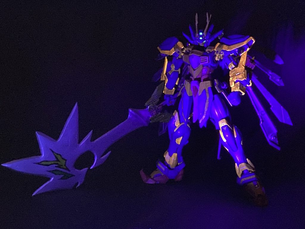 蛍光塗料も部分的に使用しています。