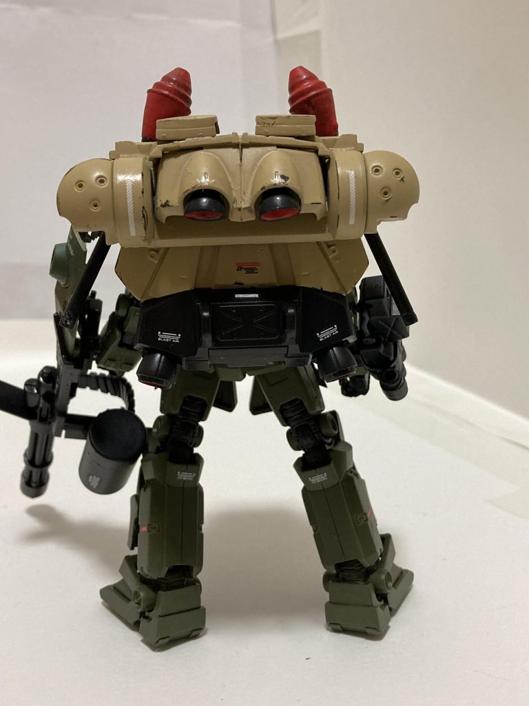 いつもの真っ白バックパックはやめ、タンカラーにしました。バーニアも塗り分け頑張りました