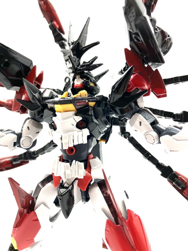 胴体が巨大な顔のようになり口を開き機体を喰らうどうやらこのガンダムはMSを食べれば半永久的に動き続けることができるらしい