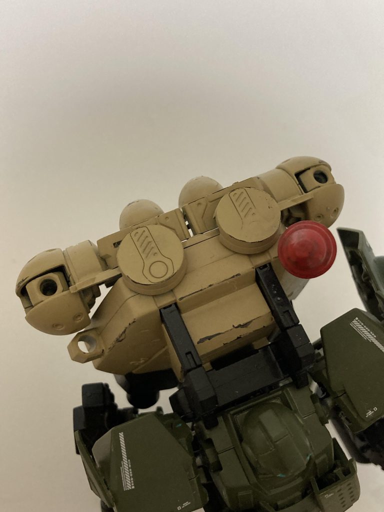 バックパックはケンプ肩パーツを使っているので3mm穴が開いてます。なんか差し込めそう