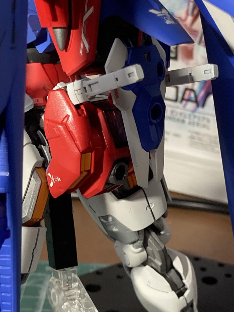 本来のバックパックを腰につけてエクシアみたいにしてます