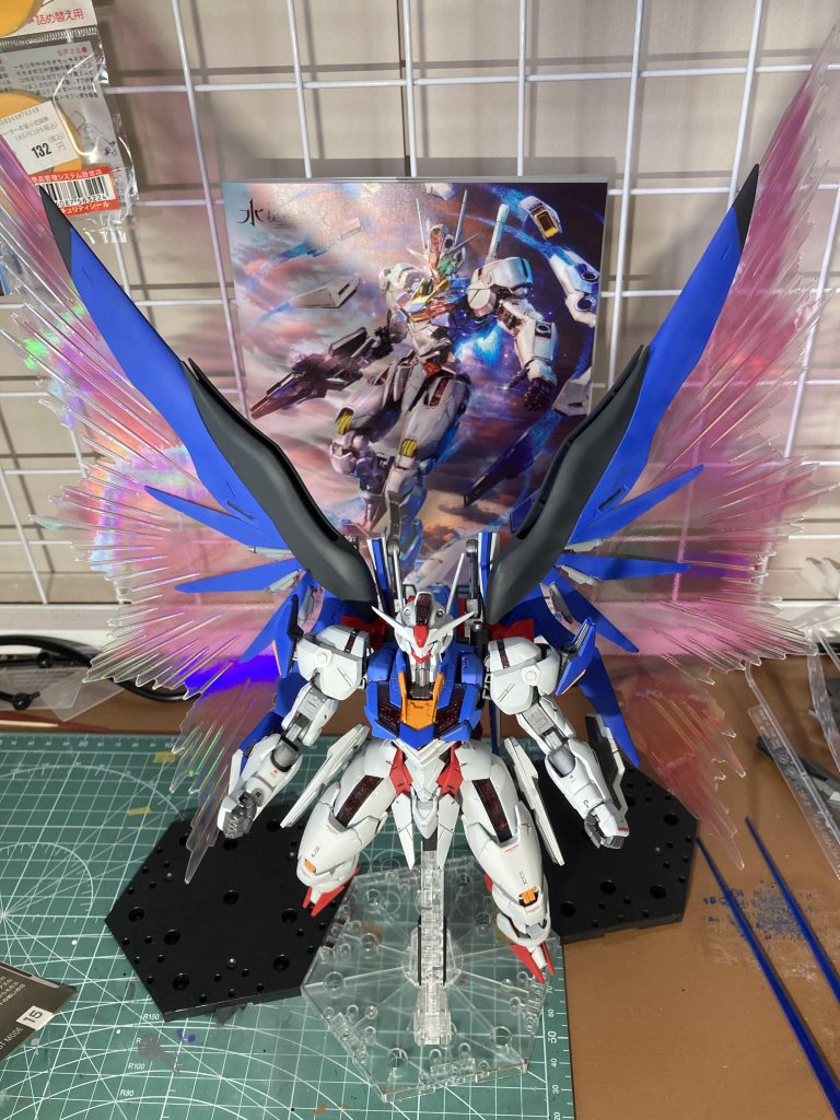 デスティニーのバックパックは特にいじってないので光の翼をそのままつけれますこれつけるのに30分以上かかった末妥協して半分ついてないんよ