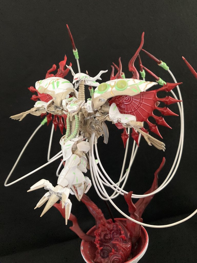 腰背部は鳳凰の尾のイメージで有線型ファンネルにして、差し替えてロングなフレアーになります^ ^