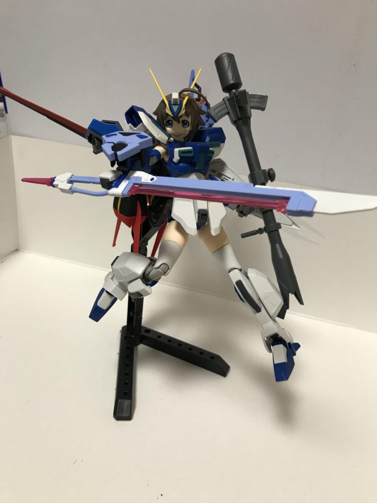 先駆者兄貴たちがやってくださったストライクの肩アーマーをバーニアポッド化させることでストライカーユニットを装備できるようにしています。