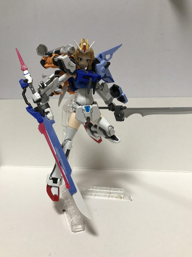 対艦刀のみRGになりました。フィギュアライズスタンダードの関節は結構渋いので簡単に保持できます。