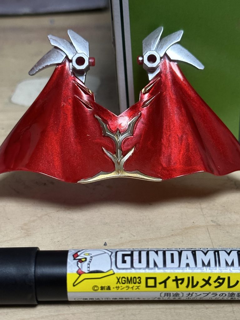 塗装しなくても元に近い色は残し、白はシャイニングシルバー、金はガンダムゴールドで塗っています。マントは目立たせたいので表だけロイヤルメタレッドで塗装してます。