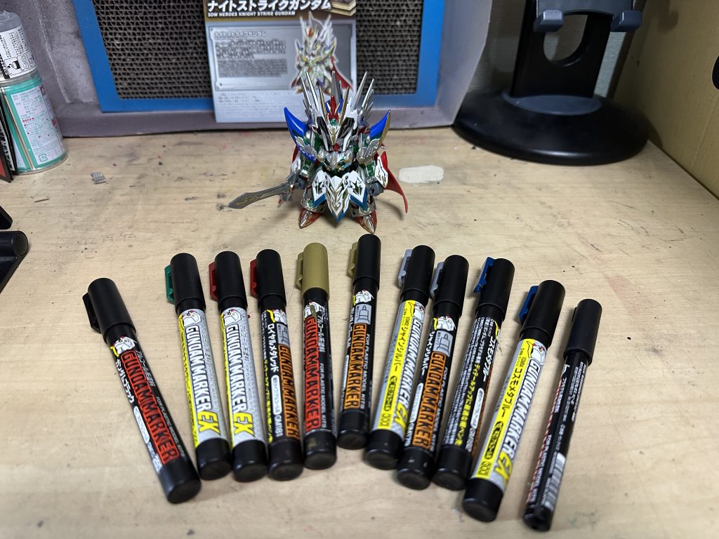 今回使用したガンダムマーカーガンダムブラック、ルミナスメタグリーン、ロイヤルメタレッド、ロイヤルメタレッド(細先)、ガンダムゴールド、ガンダムゴールド(細先)、シャインシルバー、シャインシルバー(細先)、コスモメタブルー、コスモメタブルー(細先) 以上、6色10本で塗装しています。