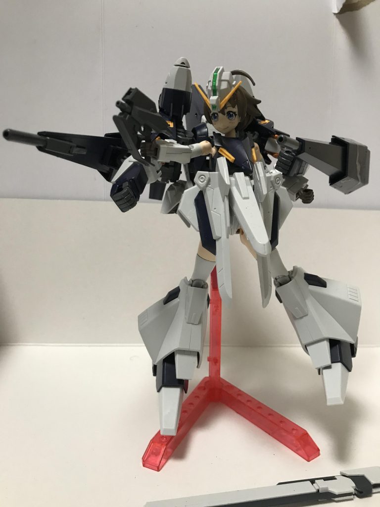 ギャプランの腕はそのまま活きているので、シールドライフルも構えられます。ただ保持力がほぼないので武器は持たせられません(;゚□゚)