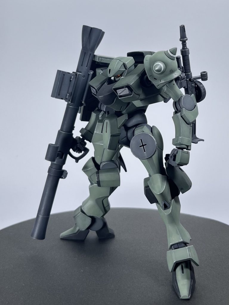 緑の方です。肩の入替え、膝にサイドスカート、武装、バックパックの接続軸をミキシングしてます。