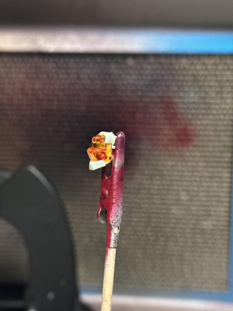 頭部のクリアパーツの内側に来るカメラをガンダムマーカーロイヤルメタレッドで部分塗装してます。理由はカッコイイからです。