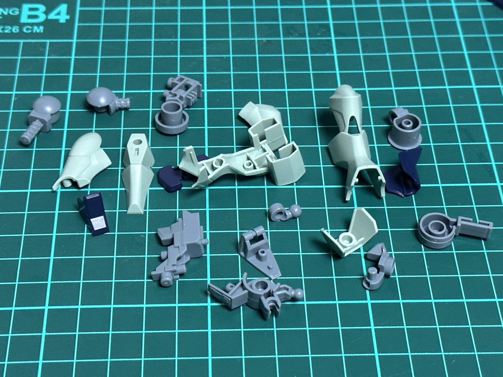 左脚の全てのパーツです。ご覧の通りポリキャップやシールは存在せず、ただランナーパーツのみ。左脚だけではなく、全ての部位が同じ仕組みで構成されてます