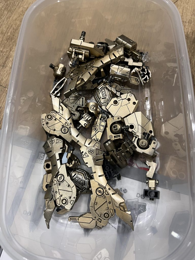 内部フレームは首周り以外のパーツは全てグラデーションをかけて、ゴールドで塗装