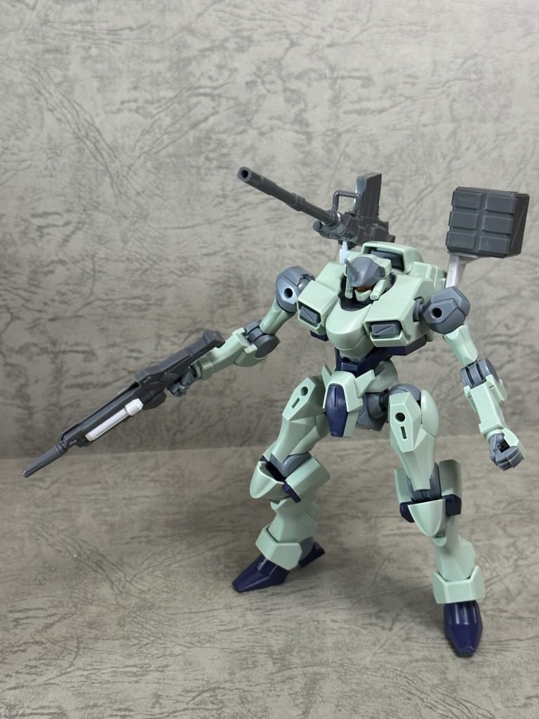 背部のベクタードブースターはピン一つで取り付けてあるので、外すことで他のパーツを付けることができる(上の写真ではHGガンダムジェミナスのビームライフルとHGガンダムEz-SRのマゼラトップ砲とミサイルコンテナを装備してます) 