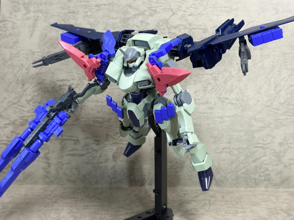 また、両太腿部と両肩前後の計6ヶ所の穴と背部のブースターのピンは30MMのパーツを取り付けることが可能