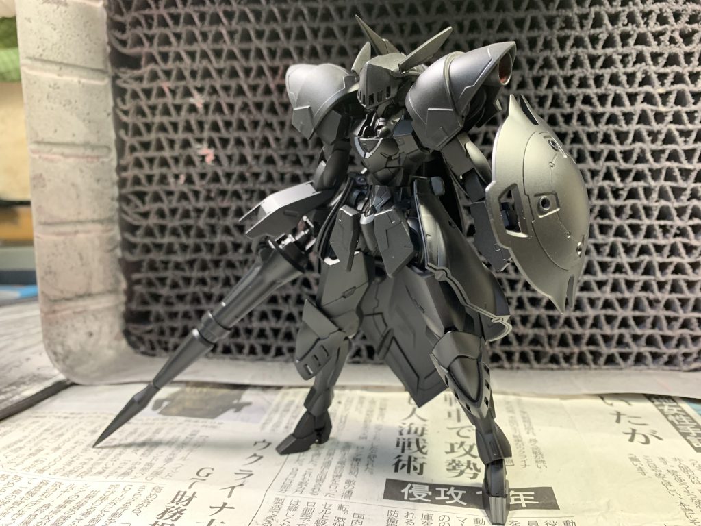 サフ状態。金を塗る場合、下地は黒くした方が映えるということで今回は黒サフを採用しました。