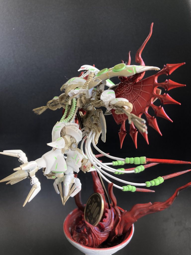 元のどっしりしたデザインの骨組みを不死鳥らしく改造しました^ ^