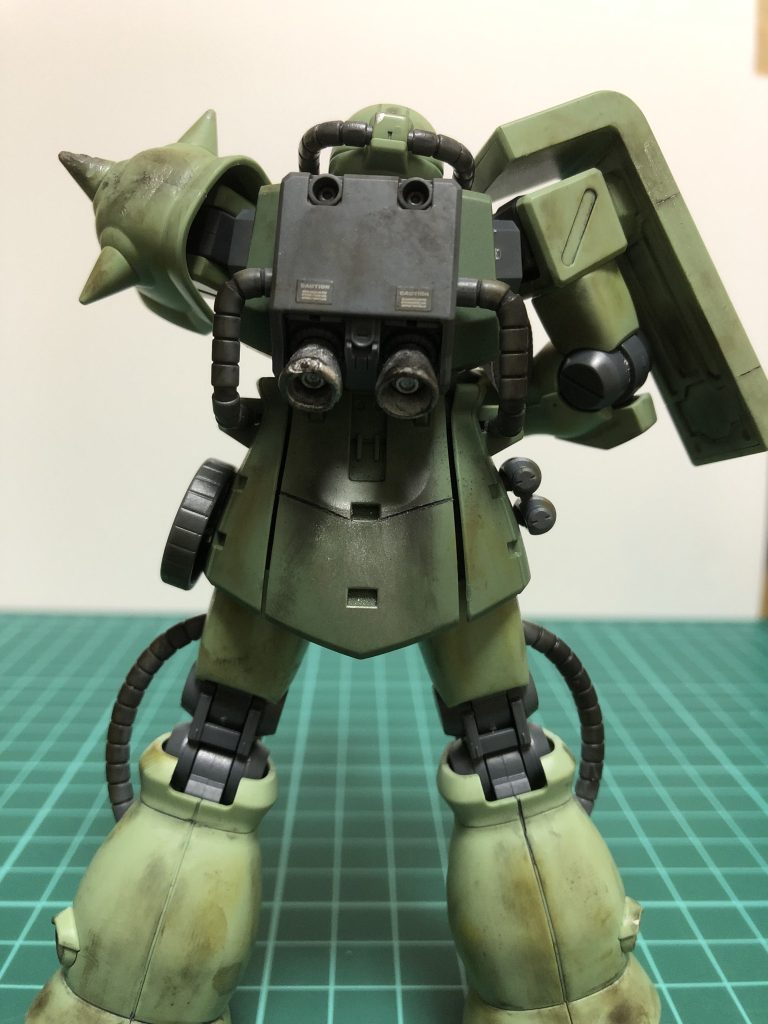 なんでかこの背中が一番気に入ってます。バーニアが溶けかけてる感じとかススの感じがドストライクで、この部分だけでも作ってよかったと思います。