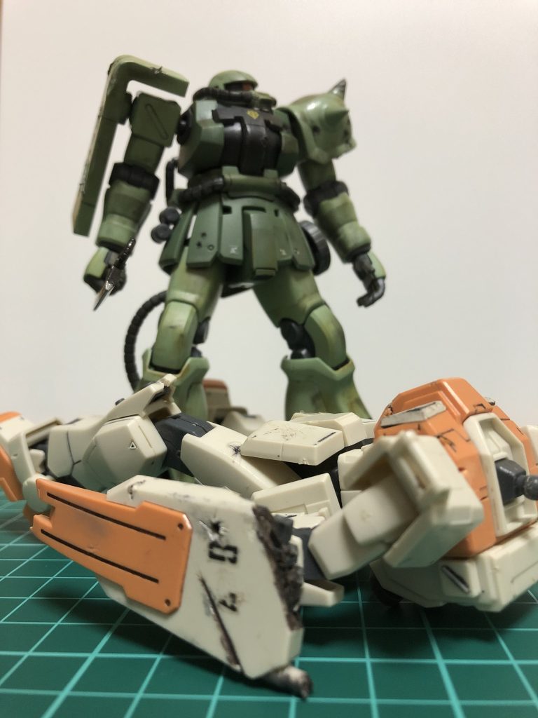 ダメージ加工の練習に使った陸ジムと一緒に。自分は連邦MS派なのですが、ジオン製MSは戦いが映えて作ってて楽しいですね。 次は旧ザクか陸ガンで、できればコクピット開閉させてみたいですねー